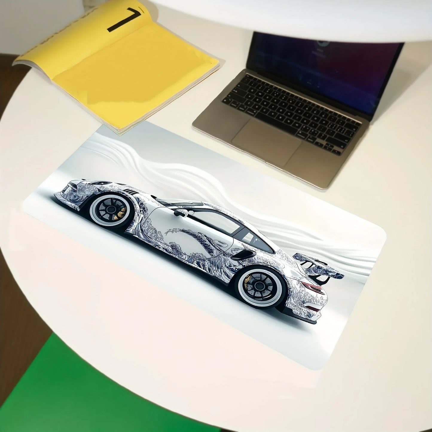 Großes weißes Gaming-Mauspad im Sportwagen-Design – rutschfest, langlebig & stylisch für Gamer und Büro